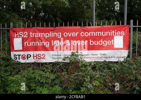 Harefield, Uxbridge, Middlesex, Regno Unito. 4 Settembre 2020. Un banner Stop HS2. Le Herts & Middlesex Wildlife Trusts riferiscono che HS2 ora hanno preso possesso della riserva naturale del lago Broadwater per la costruzione del collegamento ferroviario ad alta velocità HS2 e l'accesso ai laghi da parte del pubblico non può più essere garantito. Un viadotto biseccherà la Riserva Naturale del Lago di Broadwater. Il sito di 80 ettari è rinomato a livello nazionale per la varietà di uccelli di allevamento delle zone umide e ci sono grandi preoccupazioni da parte delle Herts & Middlesex Wildlife Trust circa l'impatto che HS2 avrà sugli uccelli e sulla fauna selvatica. Credito: Maureen Mcle Foto Stock