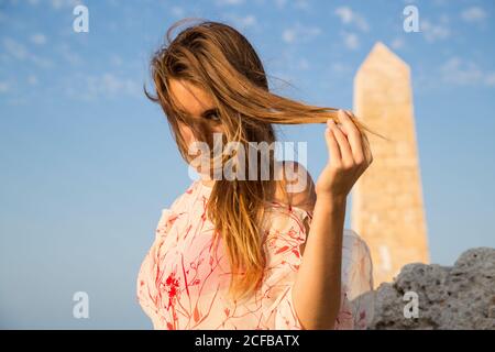 Donna in bikini in posa vicino alla pietra Foto Stock