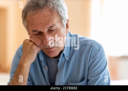 Ritratto dell'uomo anziano che guarda depresso Foto Stock