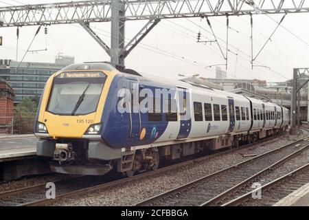 Manchester, Regno Unito - 29 agosto 2020: Un treno Northern (Classe 195) per il servizio locale alla piattaforma 13 della stazione di Manchester Piccadilly. Foto Stock