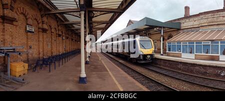 Warrington, Regno Unito - 20 agosto 2020: Un treno Northern (Classe 195) alla stazione centrale di Warrington per il servizio locale. Foto Stock