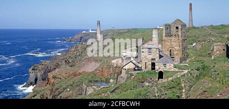 Restaurato storico Levant industriale stagno cooper miniera & Steam Beam Engine Sito Patrimonio dell'Umanità dell'UNESCO nel paesaggio roccioso della costa vicino Pendeen Cornwall UK Foto Stock