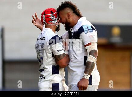 Bristol Bears' Siale Piutau (a sinistra) celebra il suo terzo tentativo con il compagno di squadra Nathan Hughes durante la partita di premiership Gallagher al Sixways Stadium di Worcester. Foto Stock