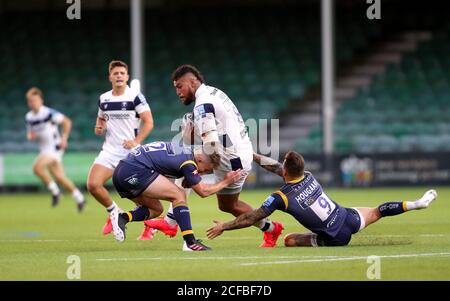 Il Nathan Hughes (centro) di Bristol Bears è affrontato da Francois Hougaard (a destra) e Billy Searle durante la partita di premiership Gallagher al Sixways Stadium di Worcester. Foto Stock
