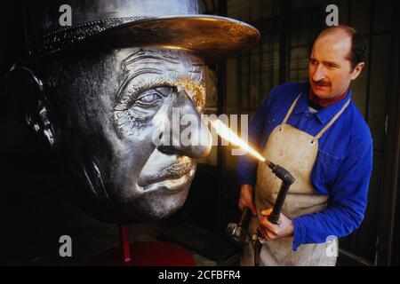 Jean-Marc Stora scolpisce Charles de Gaulle busto, Saint-Fons, Francia Foto Stock