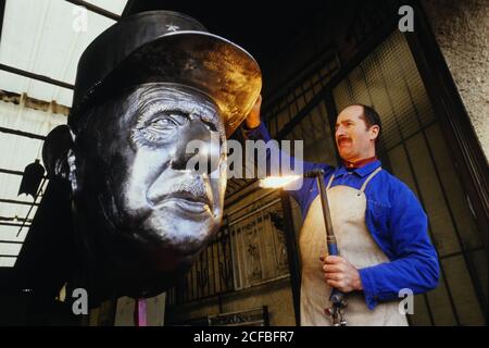 Jean-Marc Stora scolpisce Charles de Gaulle busto, Saint-Fons, Francia Foto Stock