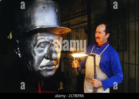 Jean-Marc Stora scolpisce Charles de Gaulle busto, Saint-Fons, Francia Foto Stock