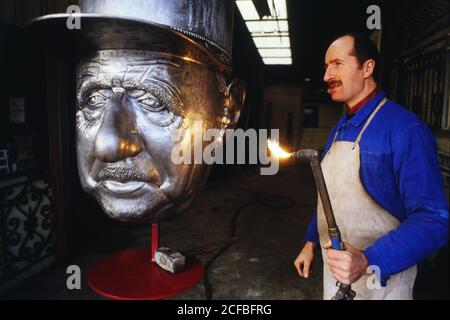 Jean-Marc Stora scolpisce Charles de Gaulle busto, Saint-Fons, Francia Foto Stock