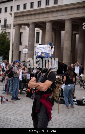 03/09/2020 - Berlino Germania - protesta contro la restrizione del Covid in La parte anteriore della porta di Brandeburgo Foto Stock