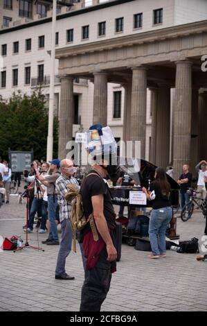 03/09/2020 - Berlino Germania - protesta contro la restrizione del Covid in La parte anteriore della porta di Brandeburgo Foto Stock