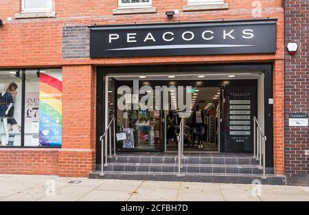 Ingresso al negozio di moda Peacocks a Morpeth, Northumberland, Regno Unito; attualmente di proprietà di Edinburgh Woolen Mill Group. Foto Stock