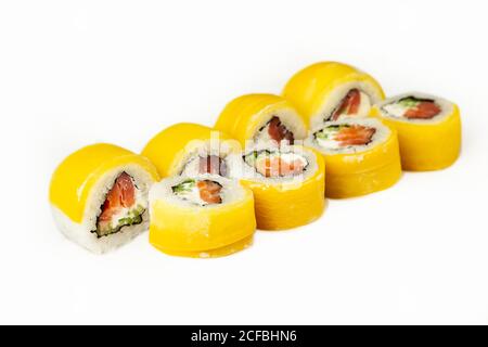 Sushi roll con takuan e salmone affumicato su un piatto bianco, sushi giapponese classico. Cucina tradizionale giapponese con maki deliziosi pezzi di sushi per il menu del ristorante. Copia spazio Foto Stock
