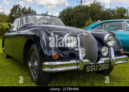 Una vettura classica 1958, UNA Jaguar XK 150, numero di Reg SSU 260, al Somerset Country Classics si incontrano al Blue Bowl, West Harptree 29/08/2020 Foto Stock