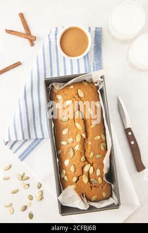 Pane fresco di zucca fatto in casa in padella con purea di zucca, cannella, noce moscata e semi, fotografato in alto. Foto Stock