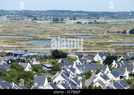 Vista dalla torre della chiesa di Batz-sur-Mer alle paludi saline di Guerande Francia, Francia Foto Stock