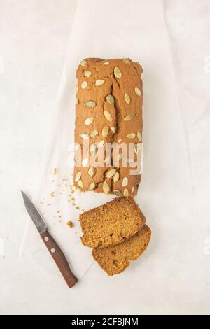 Fette di pane di zucca poste su sfondo bianco, fotografate sopra. Spazio per il testo. Foto Stock