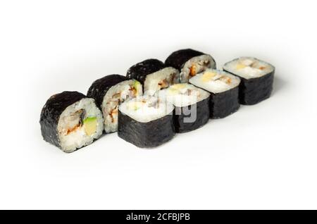 Rotolo di sushi con anguilla e avocado su un piatto bianco, sushi giapponese classico. Cibo tradizionale giapponese con pezzi di sushi deliziosi maki. per il menu del ristorante. copyspace. Foto Stock