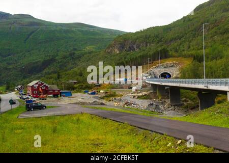 Lavori stradali sulla rotta europea E16, nuvoloso paesaggio estivo giorno. La E16 è la strada principale tra la Norvegia e le due`s grandi città di Oslo e Bergen, agosto 2019 Foto Stock
