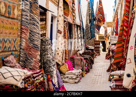 Via di tappeti appesi in Marocco Foto Stock