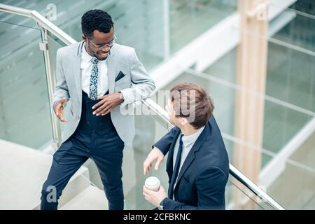 Due maschi multietnica di consulenza per i dipendenti in ufficio Foto Stock