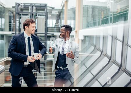 Due maschi multietnica di consulenza per i dipendenti in ufficio Foto Stock