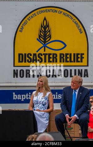 Ivanka Trum e il presidente Trump ascoltano il presentatore Il successo degli agricoltori per le famiglie alimentare scatola alimentare programma Foto Stock