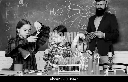 Scuola elementare club elenco e temi. Club scuola di educazione. Chimica club a tema. Argomento del nostro club. Interazione di gruppo e la comunicazione. Promuovere interessi scientifici. Conoscenze pratiche. Foto Stock