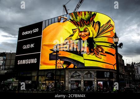 Il Carnevale di Notting Hill si è spostato online per la prima volta nella sua storia. Questo è il lancio del trailer sugli iconici schermi Picadilly Circus. Foto Stock