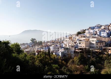Vista sulla città collinare di Chefchaouen, Marocco Foto Stock