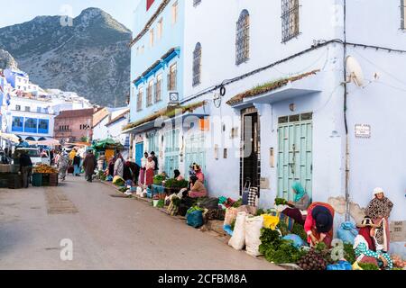 I venditori di prodotti sulla strada di Chefchaouen, Marocco Foto Stock