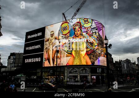 Il Carnevale di Notting Hill si è spostato online per la prima volta nella sua storia. Questo è il lancio del trailer sugli iconici schermi Picadilly Circus. Foto Stock