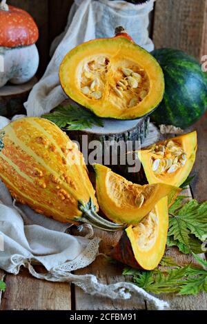 Verdure autunnali. Raccolta di zucche. Composizione per la celebrazione di Halloween. Foto Stock