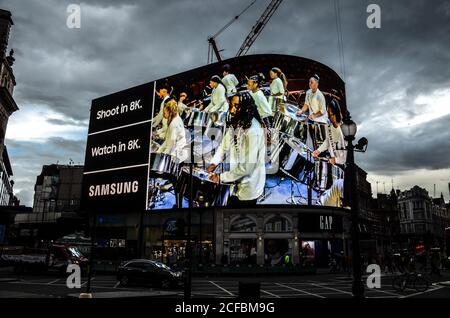 Il Carnevale di Notting Hill si è spostato online per la prima volta nella sua storia. Questo è il lancio del trailer sugli iconici schermi Picadilly Circus. Foto Stock