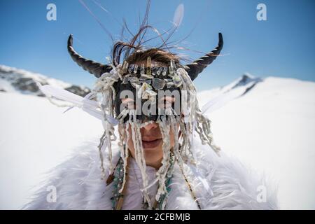 Ragazza aborigena che indossa maschera facciale, vestita come capra di montagna. Foto Stock