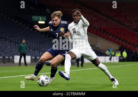 James Forrest della Scozia (a sinistra) e Eylon Almog di Israele combattono per la palla durante la partita del gruppo F della UEFA Nations League ad Hampden Park, Glasgow. Foto Stock