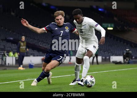 James Forrest della Scozia (a sinistra) e Eylon Almog di Israele combattono per la palla durante la partita del gruppo F della UEFA Nations League ad Hampden Park, Glasgow. Foto Stock