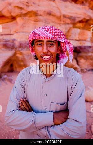 Un uomo beduino pone nella sua patria di Wadi Rum, Giordania Foto Stock