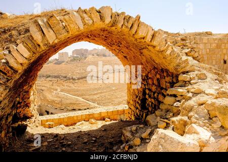 Rovinato soffitto a volta nel castello di Kerak, Giordania Foto Stock