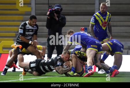 Josh Griffin (al centro) dello Hull FC segna la prima prova del suo fianco durante la partita della Betfred Super League allo Emerald Headingley Stadium di Leeds. Foto Stock