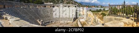 Paesaggio, panorama, banner - vista sulla costruzione del teatro nelle rovine dell'antica città licana di Myra. La città di Demre, Provincia di Antalya, Turchia Foto Stock