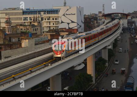 Lahore, Pakistan. 4 settembre 2020. Una vista del treno metropolitano Orange Line (OLMT) verso la sua destinazione, come ha iniziato la sua corsa di prova a Lahore. La linea Orange è la prima delle tre linee ferroviarie proposte per la metropolitana di Lahore, come 27.1 km di metropolitana, una delle più costose al mondo, il resto è finanziato tramite prestiti agevolati dal governo cinese. Credit: Pacific Press Media Production Corp./Alamy Live News Foto Stock