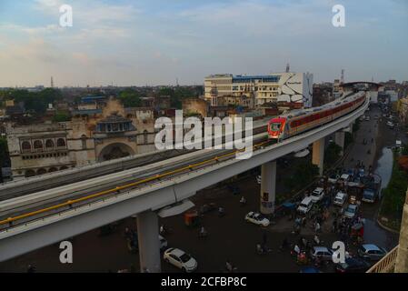 Lahore, Pakistan. 4 settembre 2020. Una vista del treno metropolitano Orange Line (OLMT) verso la sua destinazione, come ha iniziato la sua corsa di prova a Lahore. La linea Orange è la prima delle tre linee ferroviarie proposte per la metropolitana di Lahore, come 27.1 km di metropolitana, una delle più costose al mondo, il resto è finanziato tramite prestiti agevolati dal governo cinese. Credit: Pacific Press Media Production Corp./Alamy Live News Foto Stock