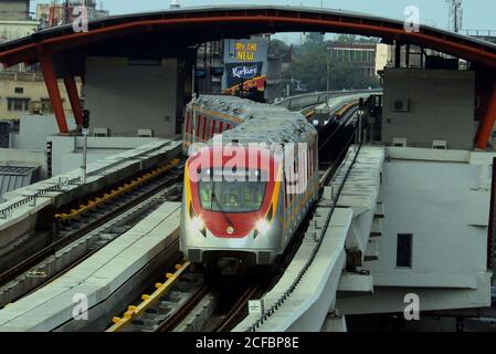 Lahore, Pakistan. 4 settembre 2020. Una vista del treno metropolitano Orange Line (OLMT) verso la sua destinazione, come ha iniziato la sua corsa di prova a Lahore. La linea Orange è la prima delle tre linee ferroviarie proposte per la metropolitana di Lahore, come 27.1 km di metropolitana, una delle più costose al mondo, il resto è finanziato tramite prestiti agevolati dal governo cinese. Credit: Pacific Press Media Production Corp./Alamy Live News Foto Stock