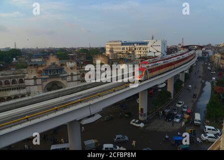 Lahore, Pakistan. 4 settembre 2020. Una vista del treno metropolitano Orange Line (OLMT) verso la sua destinazione, come ha iniziato la sua corsa di prova a Lahore. La linea Orange è la prima delle tre linee ferroviarie proposte per la metropolitana di Lahore, come 27.1 km di metropolitana, una delle più costose al mondo, il resto è finanziato tramite prestiti agevolati dal governo cinese. Credit: Pacific Press Media Production Corp./Alamy Live News Foto Stock