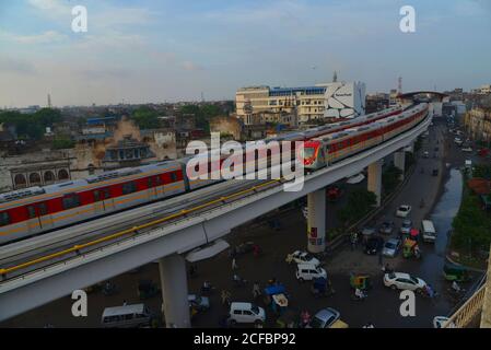 Lahore, Pakistan. 4 settembre 2020. Una vista del treno metropolitano Orange Line (OLMT) verso la sua destinazione, come ha iniziato la sua corsa di prova a Lahore. La linea Orange è la prima delle tre linee ferroviarie proposte per la metropolitana di Lahore, come 27.1 km di metropolitana, una delle più costose al mondo, il resto è finanziato tramite prestiti agevolati dal governo cinese. Credit: Pacific Press Media Production Corp./Alamy Live News Foto Stock