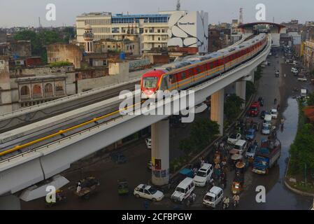 Lahore, Pakistan. 4 settembre 2020. Una vista del treno metropolitano Orange Line (OLMT) verso la sua destinazione, come ha iniziato la sua corsa di prova a Lahore. La linea Orange è la prima delle tre linee ferroviarie proposte per la metropolitana di Lahore, come 27.1 km di metropolitana, una delle più costose al mondo, il resto è finanziato tramite prestiti agevolati dal governo cinese. Credit: Pacific Press Media Production Corp./Alamy Live News Foto Stock