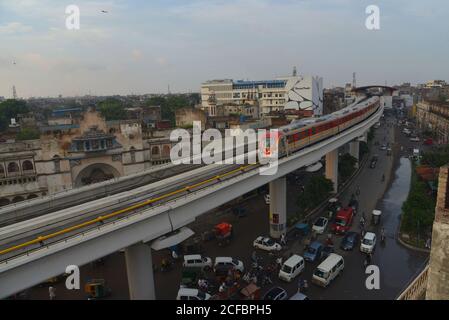 Lahore, Pakistan. 4 settembre 2020. Una vista del treno metropolitano Orange Line (OLMT) verso la sua destinazione, come ha iniziato la sua corsa di prova a Lahore. La linea Orange è la prima delle tre linee ferroviarie proposte per la metropolitana di Lahore, come 27.1 km di metropolitana, una delle più costose al mondo, il resto è finanziato tramite prestiti agevolati dal governo cinese. Credit: Pacific Press Media Production Corp./Alamy Live News Foto Stock