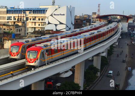 Lahore, Pakistan. 4 settembre 2020. Una vista del treno metropolitano Orange Line (OLMT) verso la sua destinazione, come ha iniziato la sua corsa di prova a Lahore. La linea Orange è la prima delle tre linee ferroviarie proposte per la metropolitana di Lahore, come 27.1 km di metropolitana, una delle più costose al mondo, il resto è finanziato tramite prestiti agevolati dal governo cinese. Credit: Pacific Press Media Production Corp./Alamy Live News Foto Stock