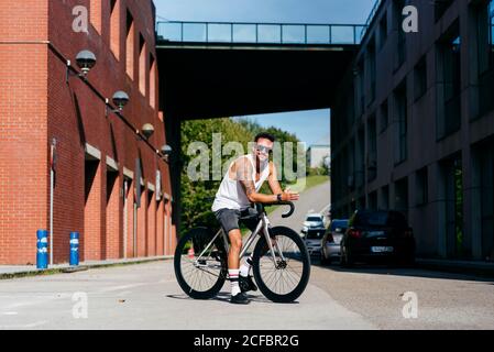 Un uomo in pantaloncini seduti in un chai ruota Foto stock - Alamy
