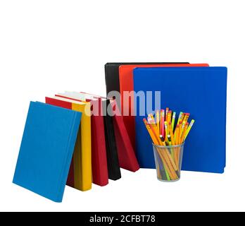 Foto orizzontale di libri, taccuini e matite dai colori brillanti in un portamatite isolato su sfondo bianco Foto Stock